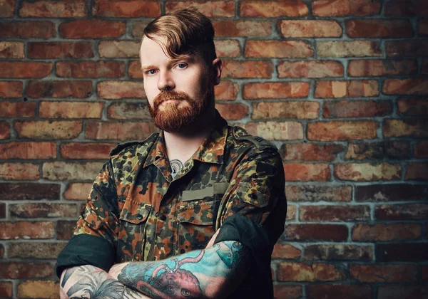 Бородатый мужчина с татуировками на руках — стоковое фото