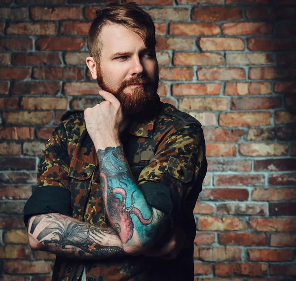 Ritratto di maschio barbuto rossa con tatuaggi — Foto Stock