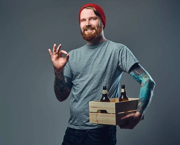 Wytatuowany Pozytywny Rudy Brodaty Mężczyzna Posiada Drewniane Pudełko Butelek Piwa — Zdjęcie stockowe