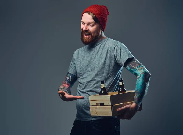 Θετική Κοκκινομάλλα Τατουάζ Γενειοφόρος Άνδρας Κρατά Ένα Ξύλινο Κιβώτιο Μπουκάλια — Φωτογραφία Αρχείου