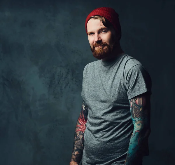 Redhead Bearded Male Tattoos His Arms Posing Grey Background — Stock Photo, Image