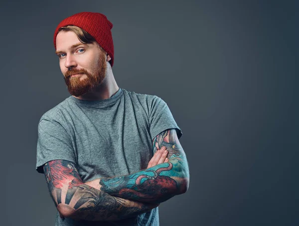 Redhead Bearded Male Tattoos His Arms Posing Grey Background — Stock Photo, Image