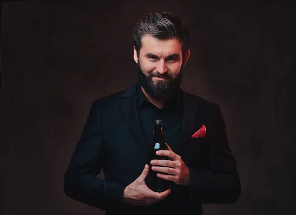 Стильний Бородатий Чоловік Одягнений Чорний Костюм Представляє Ремісниче Пиво — стокове фото