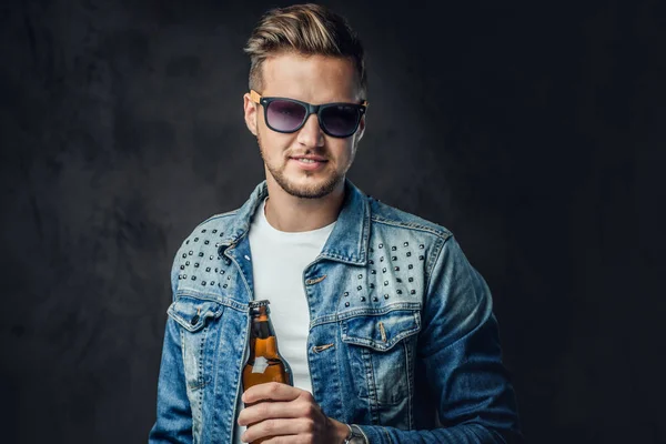 Positieve Blonde Man Gekleed Een Denim Jasje Zonnebril Houdt Een — Stockfoto