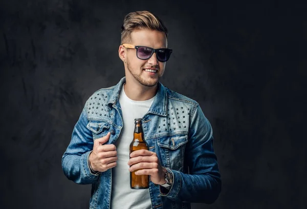 Homem Loiro Positivo Vestido Com Uma Jaqueta Ganga Óculos Sol — Fotografia de Stock