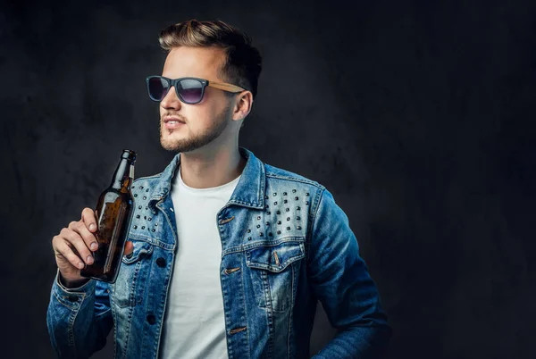 Homem Loiro Positivo Vestido Com Uma Jaqueta Ganga Óculos Sol — Fotografia de Stock