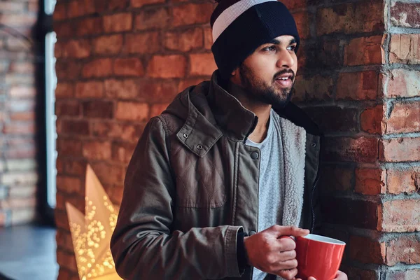 Porträtt Skäggig Indisk Hipster Manlig Klädd Varm Jacka Och Hatt — Stockfoto