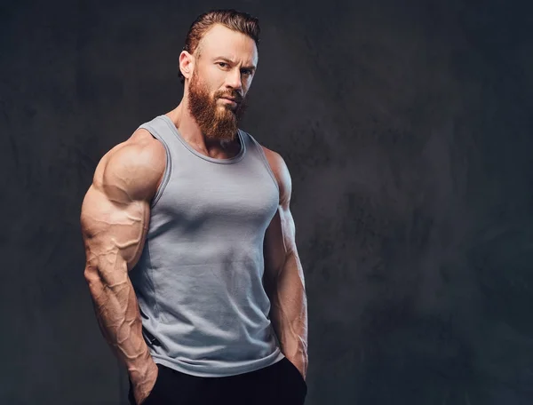 Porträtt Brutala Skäggiga Bodybuilder Klädd Ärmlös Skjorta Isolerad Grå Bakgrund — Stockfoto