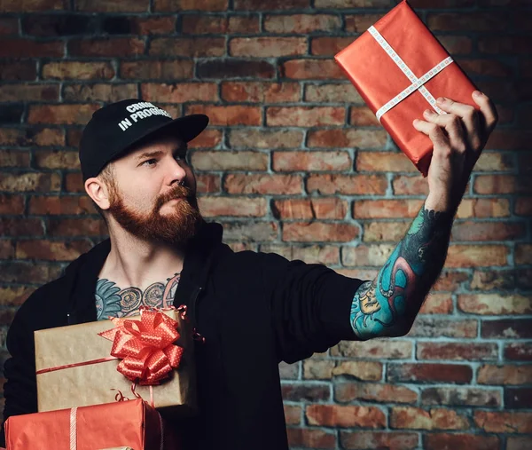 Positivo Barbanegra Macho Sostiene Regalos Navidad Sobre Pared Ladrillo — Foto de Stock