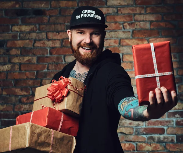 Positivo Barbanegra Macho Sostiene Regalos Navidad Sobre Pared Ladrillo — Foto de Stock