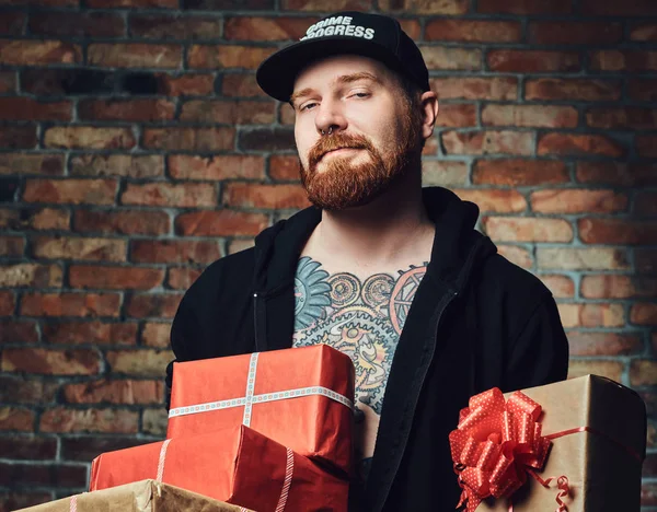 Θετικό Αρσενικό Redbeard Χριστουγεννιάτικα Δώρα Κατέχει Πάνω Από Τον Τοίχο — Φωτογραφία Αρχείου