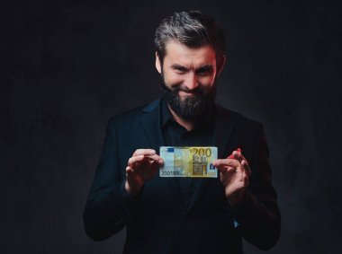 Takım elbiseli sakallı erkek euro banknot tutar