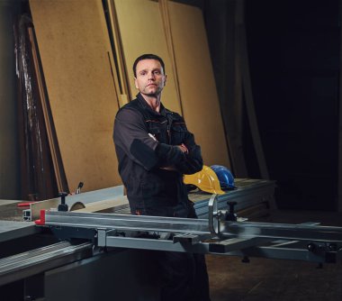 bir marangoz portresi.