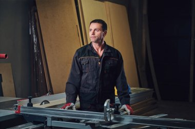 bir iş yerinde bir marangoz.