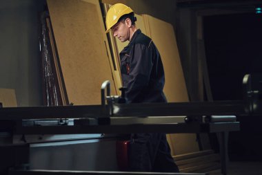 Woodworker tahta masada yaslanmış.