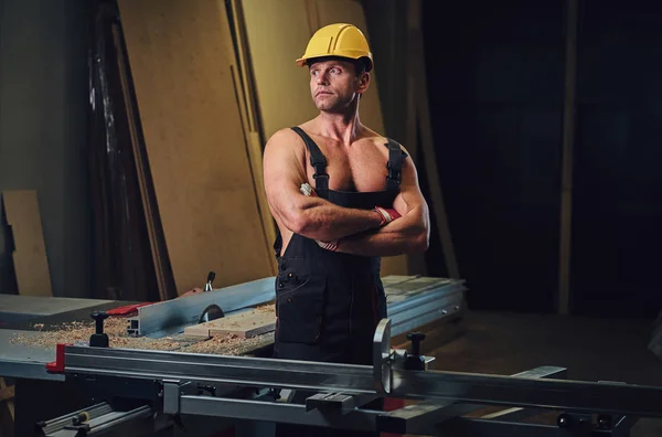 Portrét Shirtless Svalové Carpenter Dílně — Stock fotografie