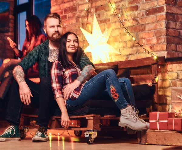 Skäggig Man Och Två Brunett Kvinnor Christmas Party Ett Rum — Stockfoto