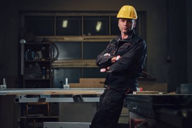 Erkek bir atölyede marangoz.