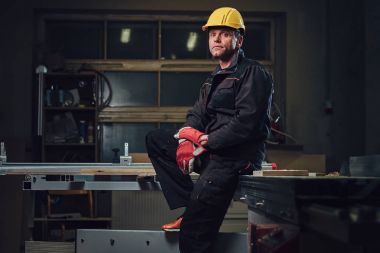 Bir atölyede marangoz portresi.