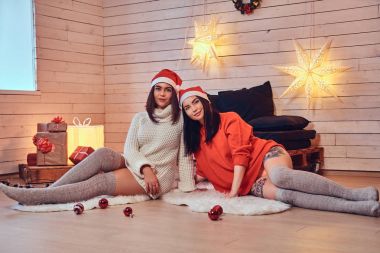 Noel süslemeleri ile esmer kadın 