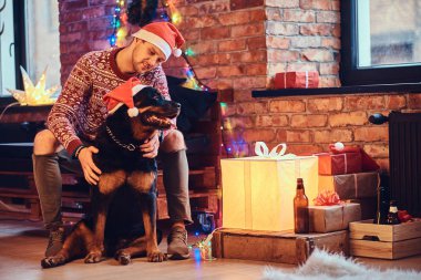 hippi erkek Rottweiler köpeğiyle