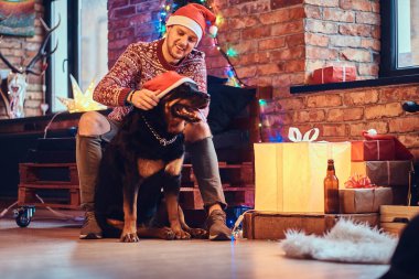 hippi erkek Rottweiler köpeğiyle