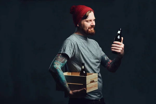 Hombre sostiene caja con botellas de cerveza . — Foto de Stock