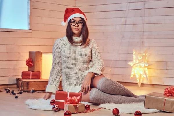 Mujer con regalos de Navidad — Foto de Stock