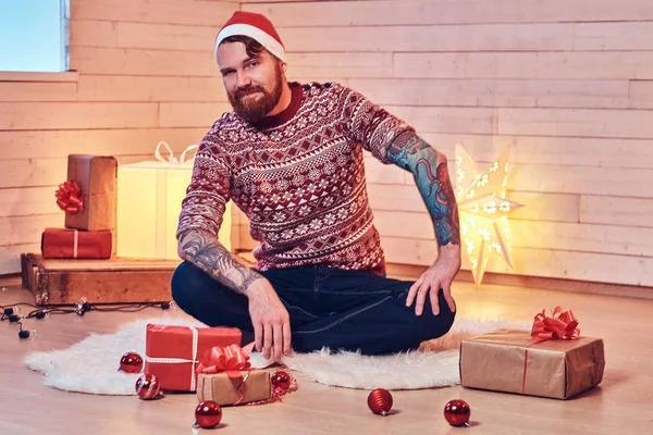 Pelirroja barbudo macho en Santa hat — Foto de Stock