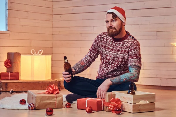 Pelirroja barbudo macho en Santa hat — Foto de Stock