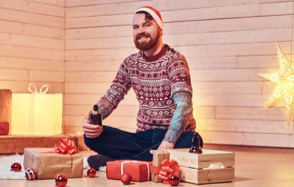 Pelirroja barbudo macho en Santa hat — Foto de Stock