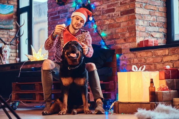 Хипстерский мужчина со своей собакой-ротвейлером — стоковое фото