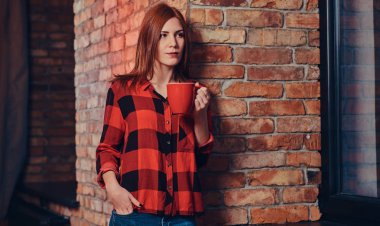 Bir Polar gömlek giymiş erkek 