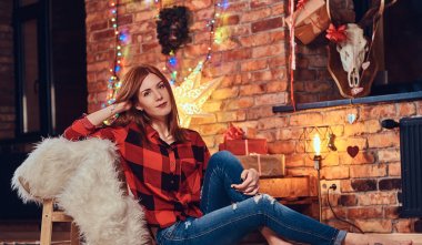  Bir Polar gömlek giymiş erkek 