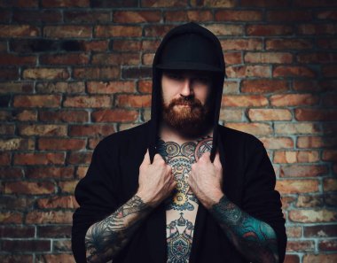 Kızıl saçlı sakallı erkek dövmeli 