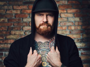 Kızıl saçlı sakallı erkek dövmeli 