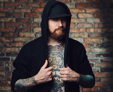 Kızıl saçlı sakallı erkek dövmeli 