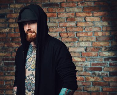 Kızıl saçlı sakallı erkek dövmeli 