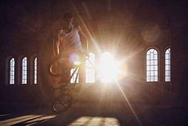 Bir güneş kapalı BMX stunts .