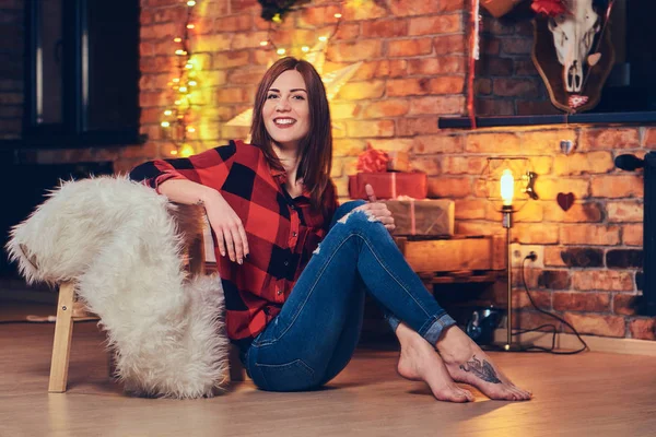 Frau bekleidet mit einem Fleece-Hemd — Stockfoto