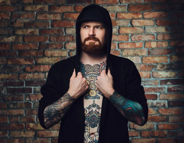 Рыжий бородатый мужчина с татуировками — стоковое фото
