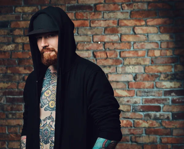 Kızıl saçlı sakallı erkek dövmeli 