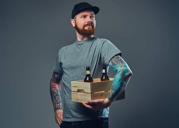 Man håller låda med ölflaskor. — Stockfoto