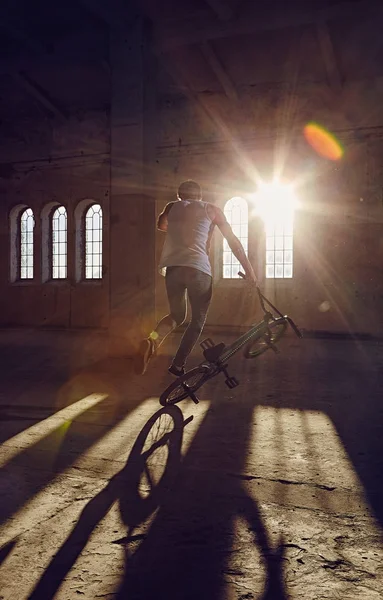 Bmx Stunts in einem Sonnenstrahl drinnen . — Stockfoto