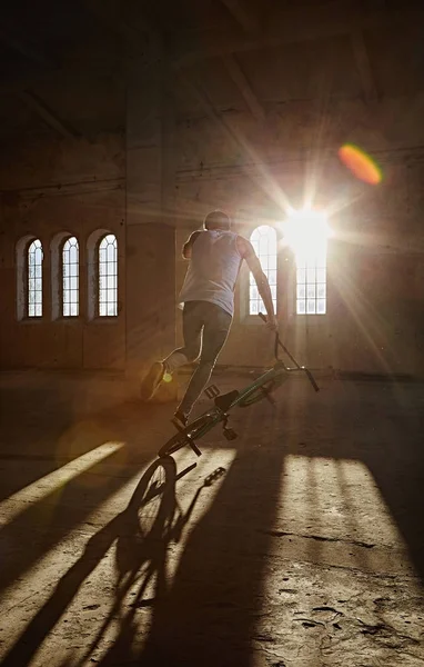 BMX stunt e salto equitação — Fotografia de Stock