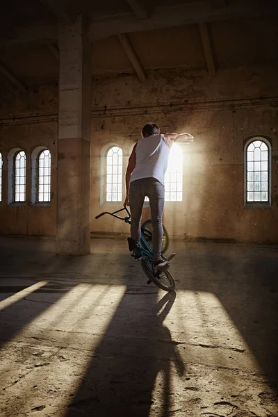 BMX трюки в сонячному приміщенні . — стокове фото