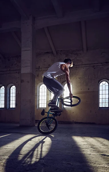 BMX stunt i skok, jazda konna — Zdjęcie stockowe