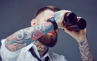 Bira şişeleri ile bakan birisi.