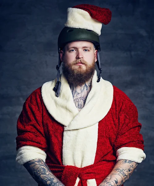 Ein Mann in Weihnachtsmannkleidung hält Longboard in der Hand. — Stockfoto