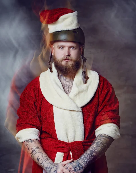 A man dressed in Santa clothes holds Longboard. — Stock Photo, Image